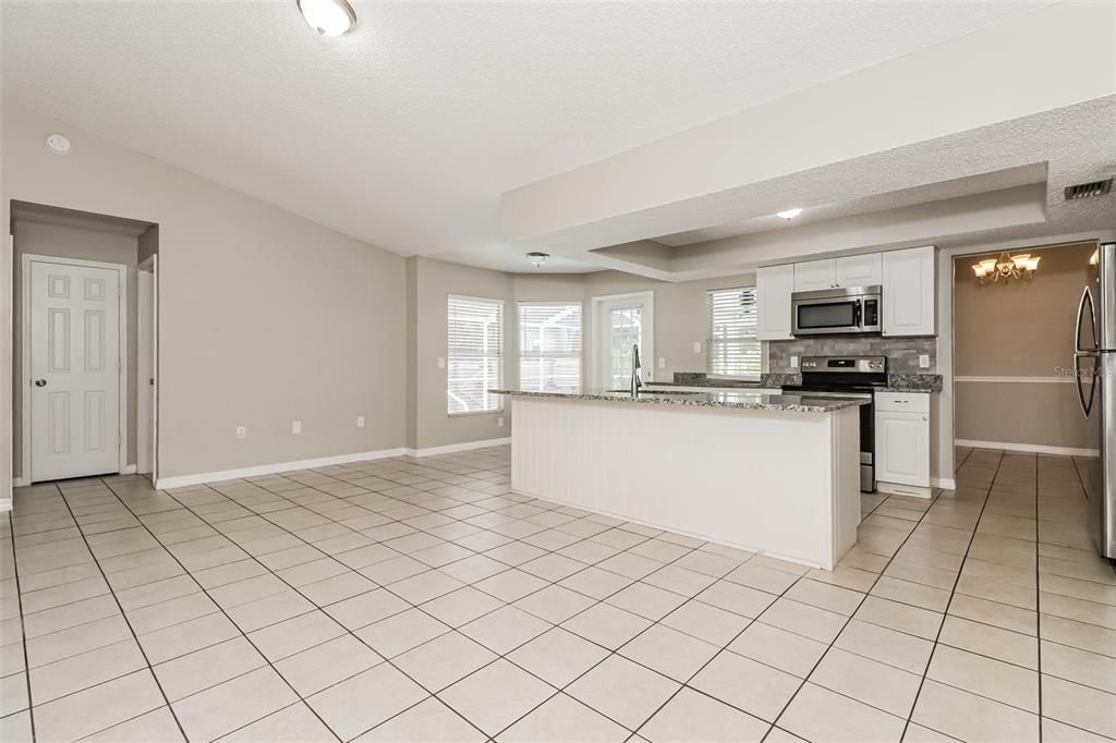 合同活跃: $325,000 (3 贝兹, 2 浴室, 1717 平方英尺)