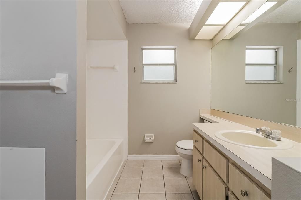 合同活跃: $325,000 (3 贝兹, 2 浴室, 1717 平方英尺)