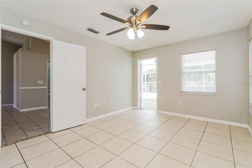 合同活跃: $325,000 (3 贝兹, 2 浴室, 1717 平方英尺)