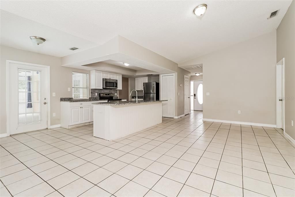 合同活跃: $325,000 (3 贝兹, 2 浴室, 1717 平方英尺)