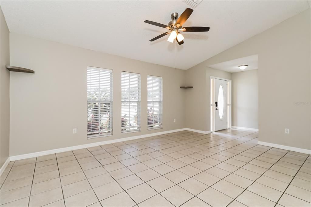 合同活跃: $325,000 (3 贝兹, 2 浴室, 1717 平方英尺)