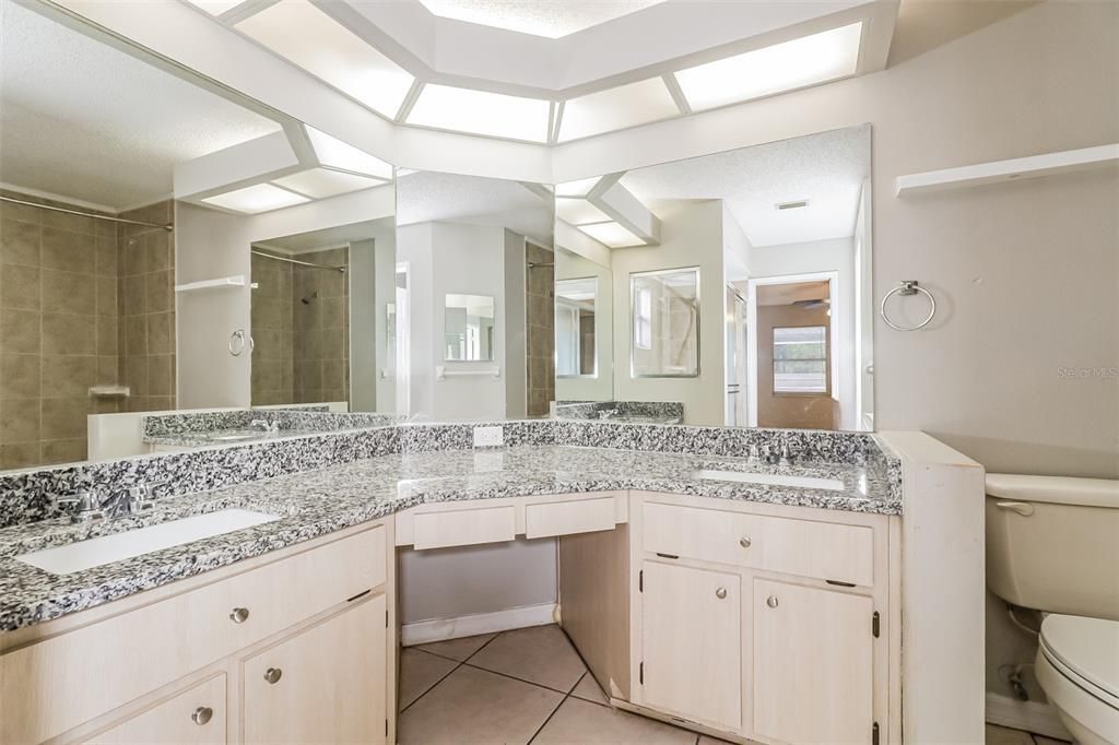 合同活跃: $325,000 (3 贝兹, 2 浴室, 1717 平方英尺)