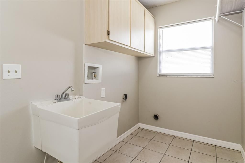 合同活跃: $325,000 (3 贝兹, 2 浴室, 1717 平方英尺)