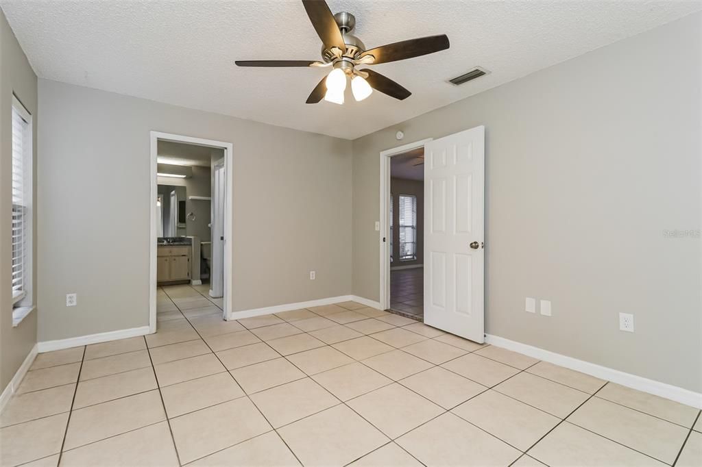 合同活跃: $325,000 (3 贝兹, 2 浴室, 1717 平方英尺)