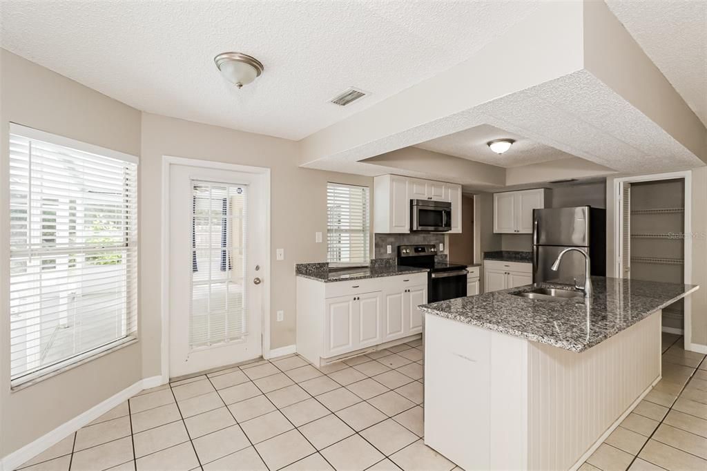 合同活跃: $325,000 (3 贝兹, 2 浴室, 1717 平方英尺)