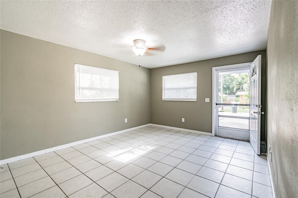 待售: $540,800 (4 贝兹, 0 浴室, 1600 平方英尺)