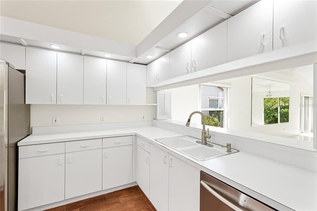 待售: $275,000 (2 贝兹, 2 浴室, 1404 平方英尺)