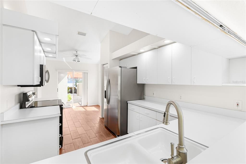 待售: $275,000 (2 贝兹, 2 浴室, 1404 平方英尺)