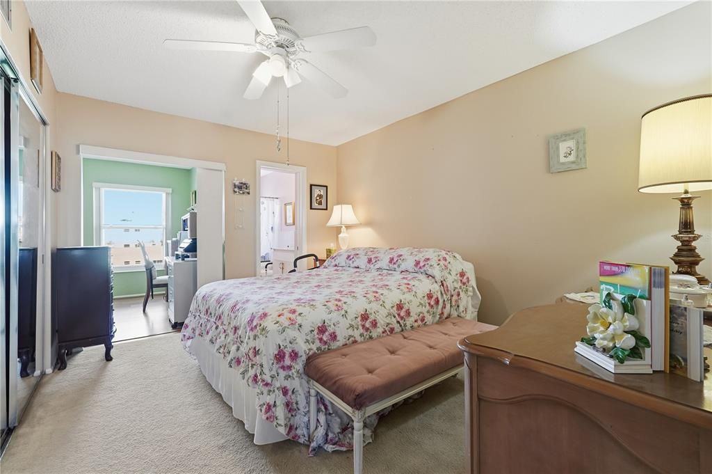 For Sale: $159,900 (2 beds, 2 baths, 1100 Square Feet)