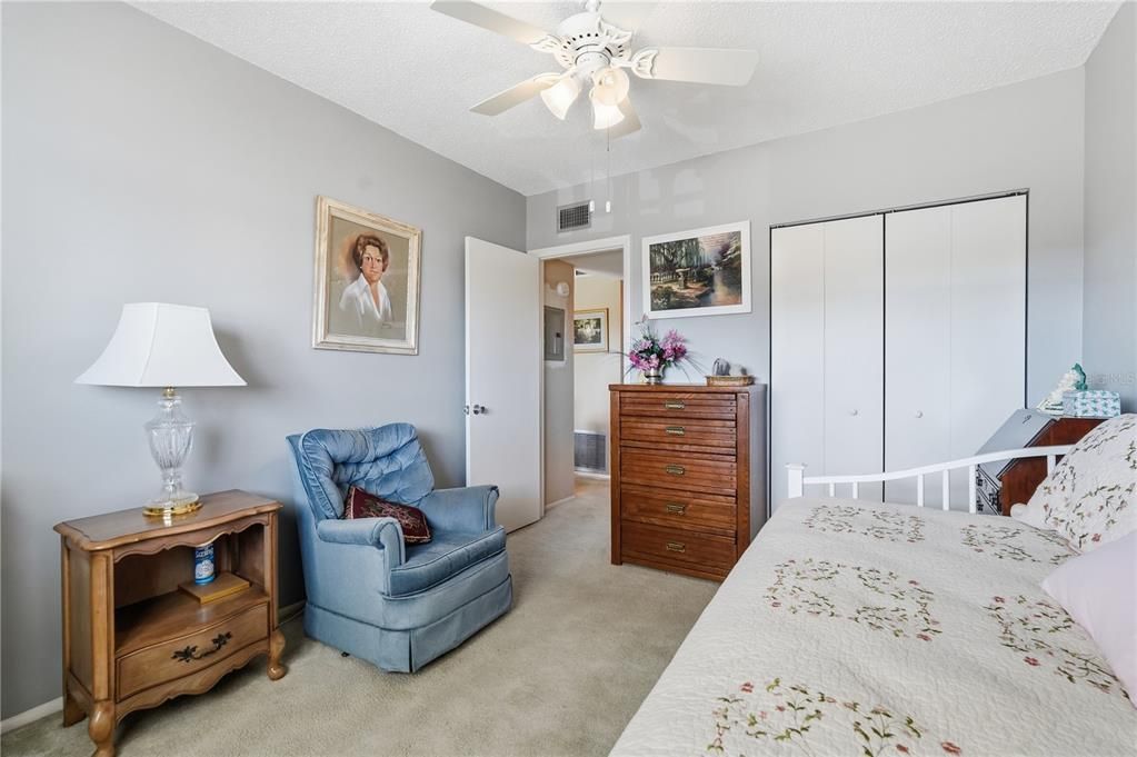 For Sale: $159,900 (2 beds, 2 baths, 1100 Square Feet)