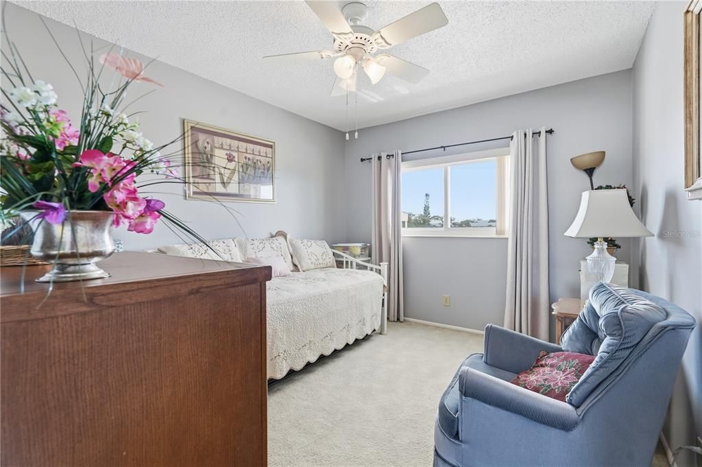 For Sale: $159,900 (2 beds, 2 baths, 1100 Square Feet)