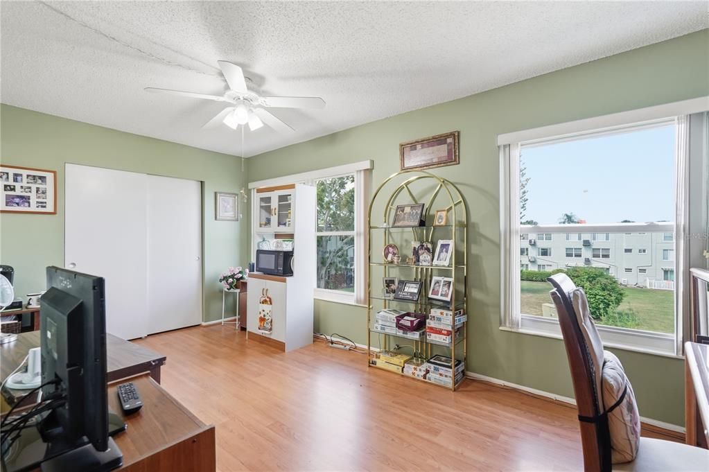 For Sale: $159,900 (2 beds, 2 baths, 1100 Square Feet)