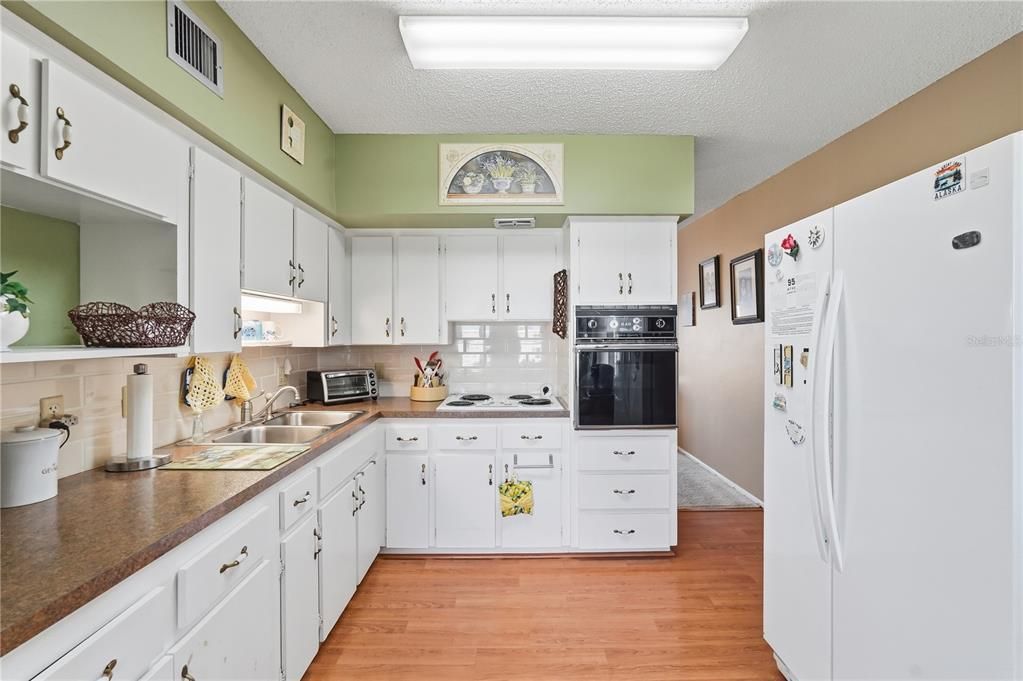 For Sale: $159,900 (2 beds, 2 baths, 1100 Square Feet)