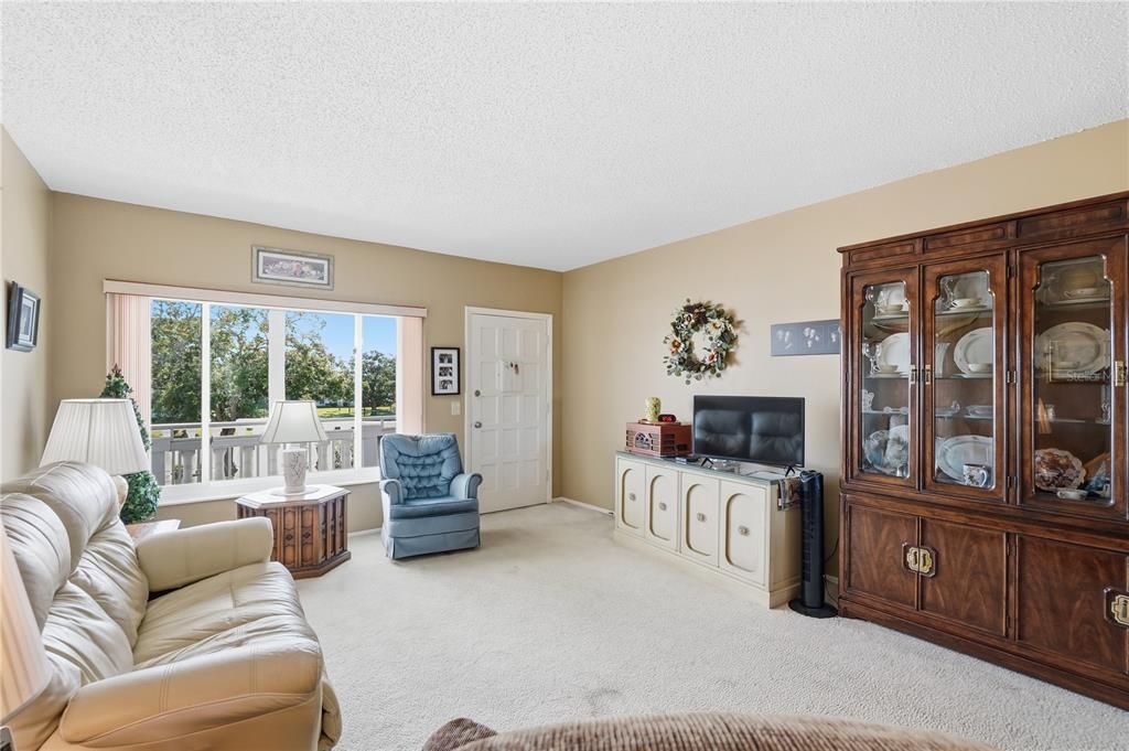 For Sale: $159,900 (2 beds, 2 baths, 1100 Square Feet)