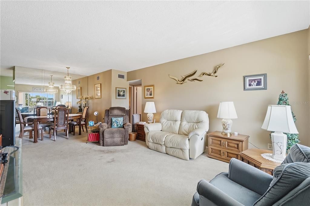 For Sale: $159,900 (2 beds, 2 baths, 1100 Square Feet)