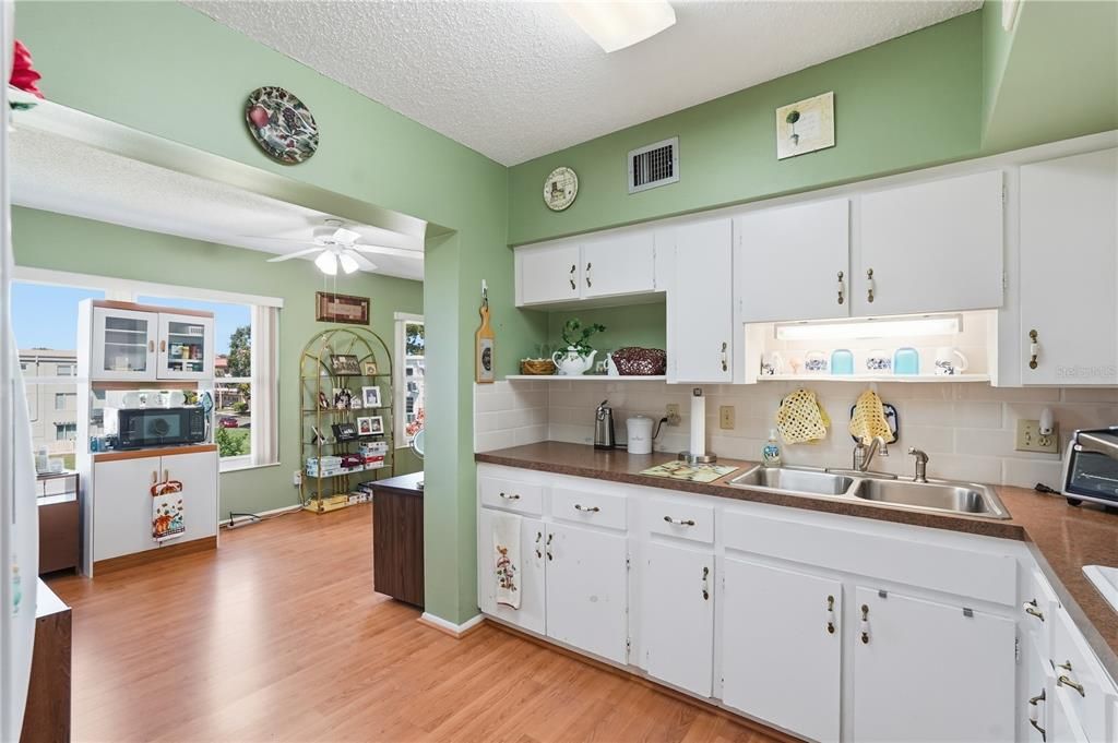 For Sale: $159,900 (2 beds, 2 baths, 1100 Square Feet)