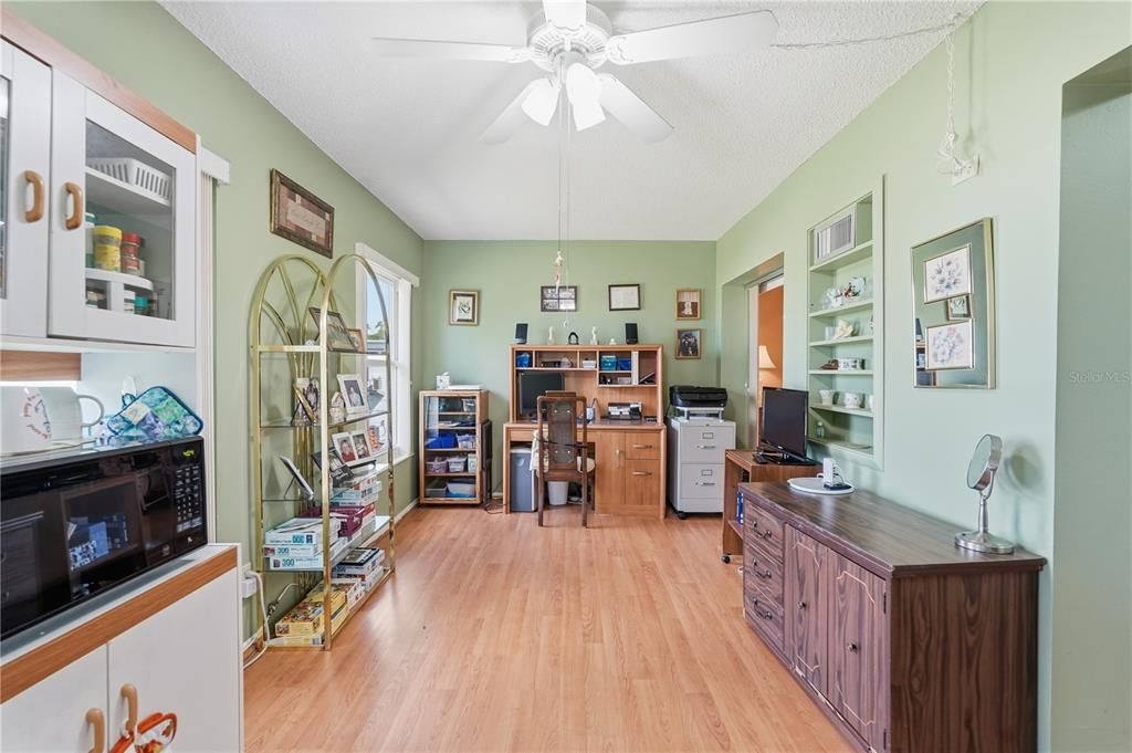 For Sale: $159,900 (2 beds, 2 baths, 1100 Square Feet)