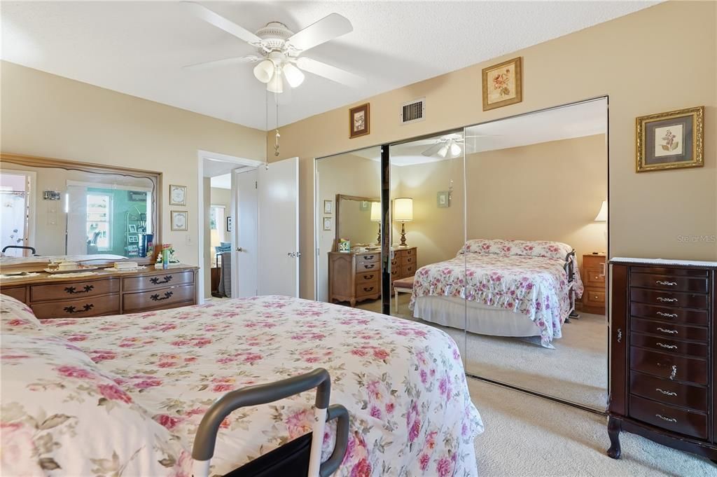 For Sale: $159,900 (2 beds, 2 baths, 1100 Square Feet)