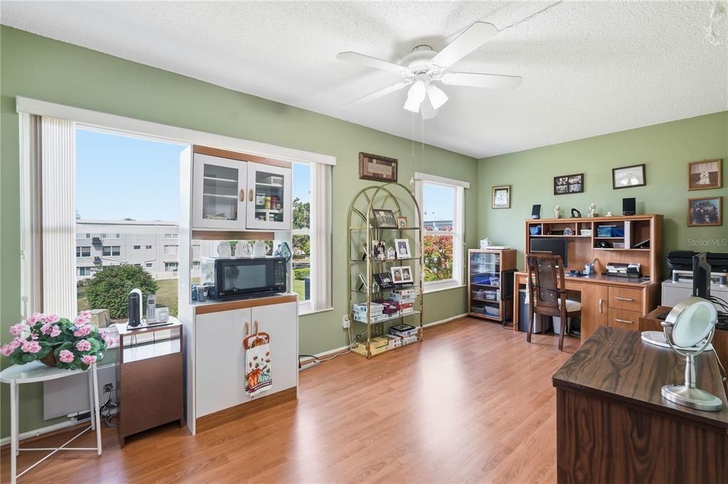 For Sale: $159,900 (2 beds, 2 baths, 1100 Square Feet)