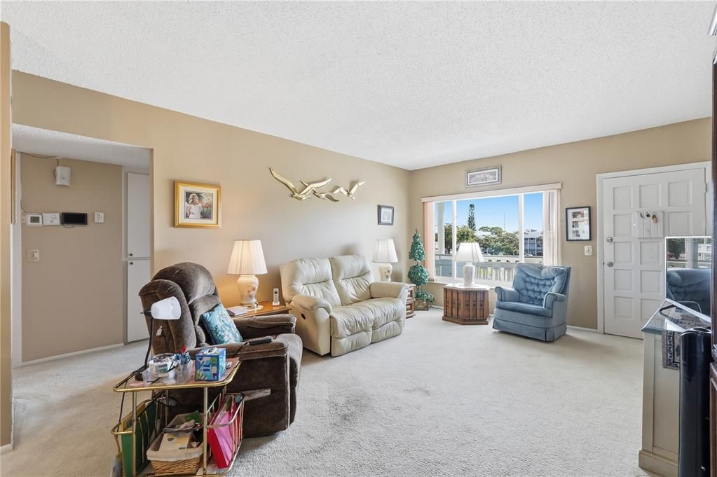 For Sale: $159,900 (2 beds, 2 baths, 1100 Square Feet)