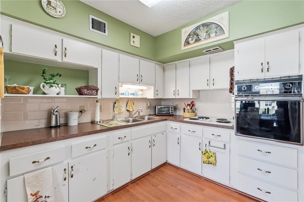 For Sale: $159,900 (2 beds, 2 baths, 1100 Square Feet)