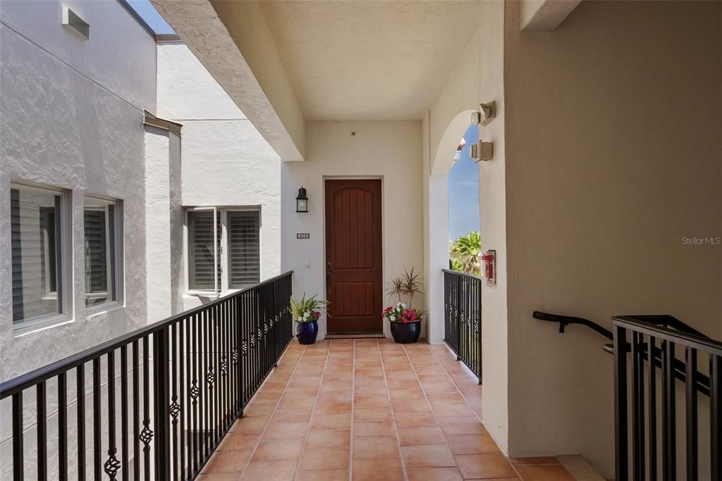 Под контрактом: $1,690,000 (3 спален, 3 ванн, 2610 Квадратных фут)