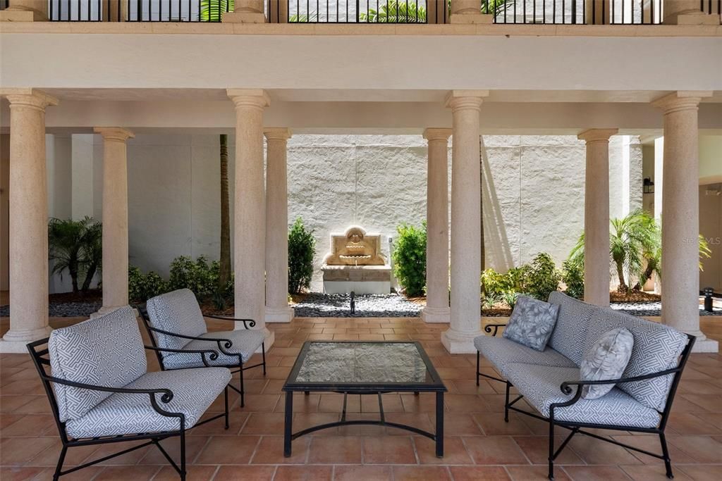 Под контрактом: $1,690,000 (3 спален, 3 ванн, 2610 Квадратных фут)