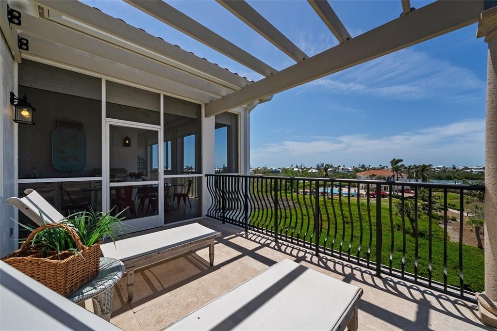 Под контрактом: $1,690,000 (3 спален, 3 ванн, 2610 Квадратных фут)