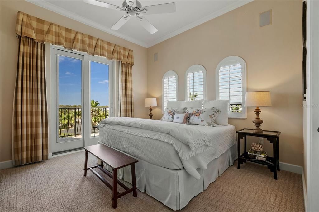 Под контрактом: $1,690,000 (3 спален, 3 ванн, 2610 Квадратных фут)