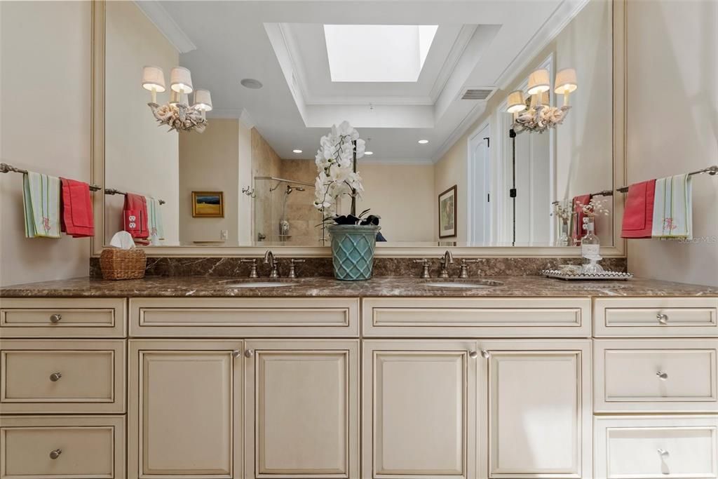 Под контрактом: $1,690,000 (3 спален, 3 ванн, 2610 Квадратных фут)