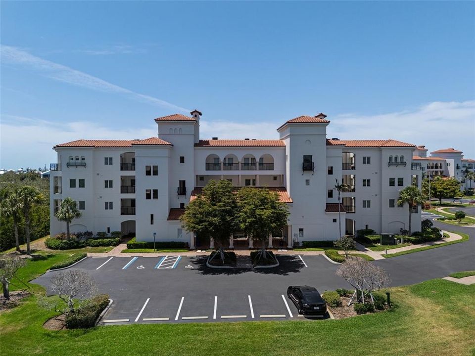 Под контрактом: $1,690,000 (3 спален, 3 ванн, 2610 Квадратных фут)