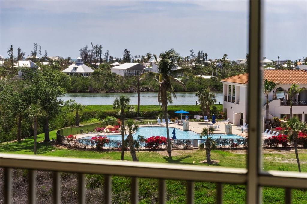 Под контрактом: $1,690,000 (3 спален, 3 ванн, 2610 Квадратных фут)