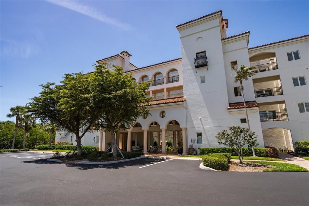 Под контрактом: $1,690,000 (3 спален, 3 ванн, 2610 Квадратных фут)