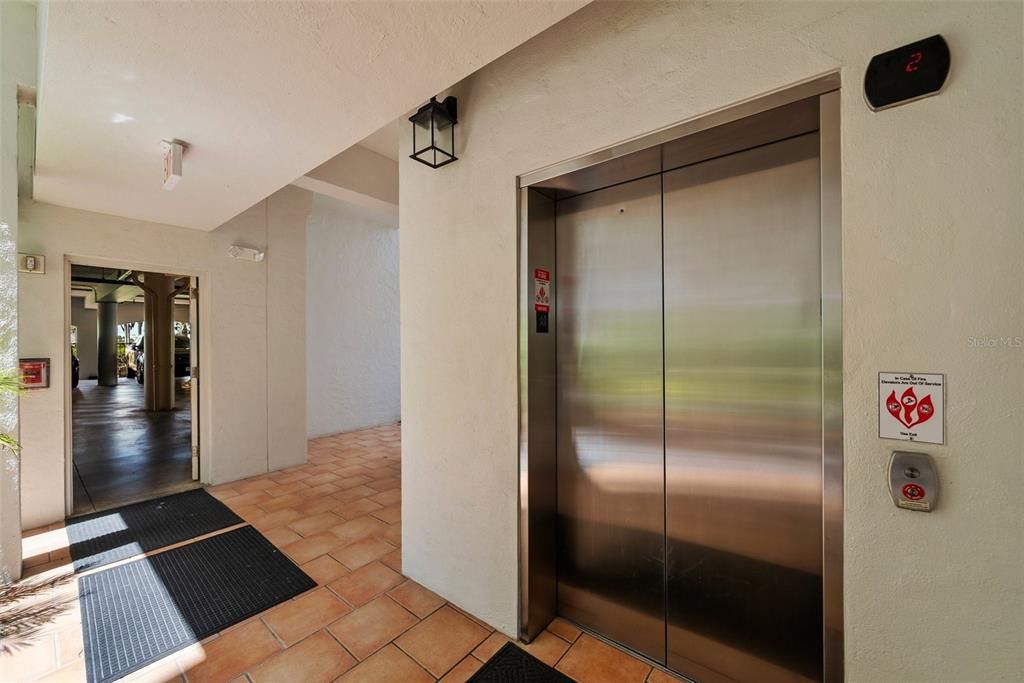 Под контрактом: $1,690,000 (3 спален, 3 ванн, 2610 Квадратных фут)