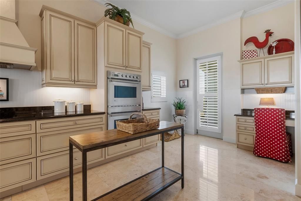 Под контрактом: $1,690,000 (3 спален, 3 ванн, 2610 Квадратных фут)