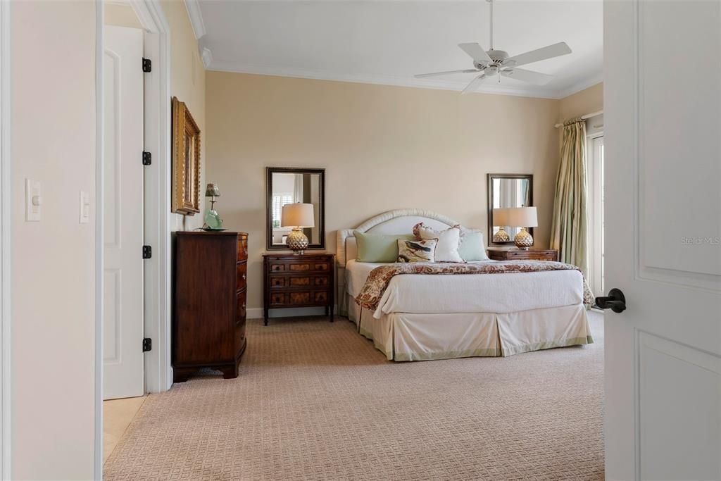 Под контрактом: $1,690,000 (3 спален, 3 ванн, 2610 Квадратных фут)