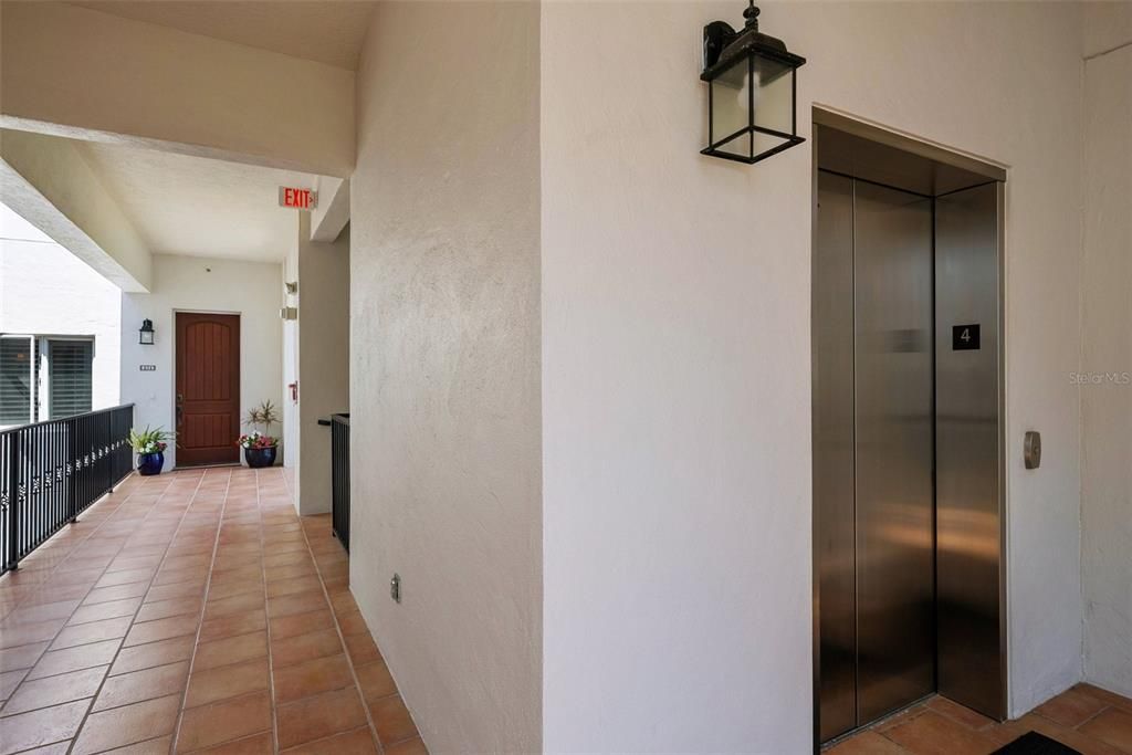 Под контрактом: $1,690,000 (3 спален, 3 ванн, 2610 Квадратных фут)