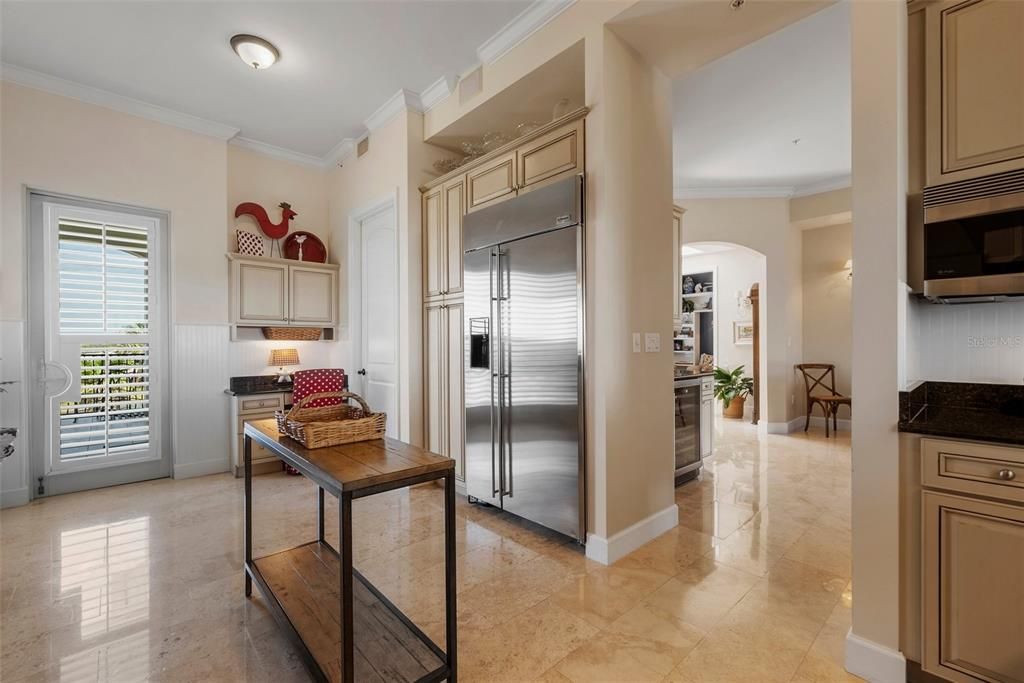 Под контрактом: $1,690,000 (3 спален, 3 ванн, 2610 Квадратных фут)