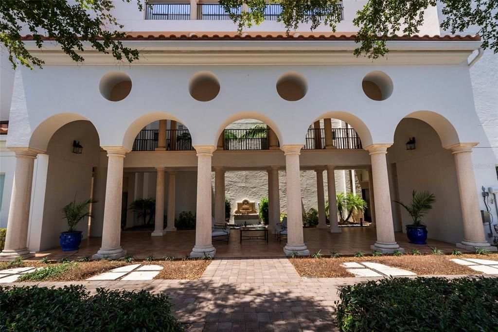 Под контрактом: $1,690,000 (3 спален, 3 ванн, 2610 Квадратных фут)