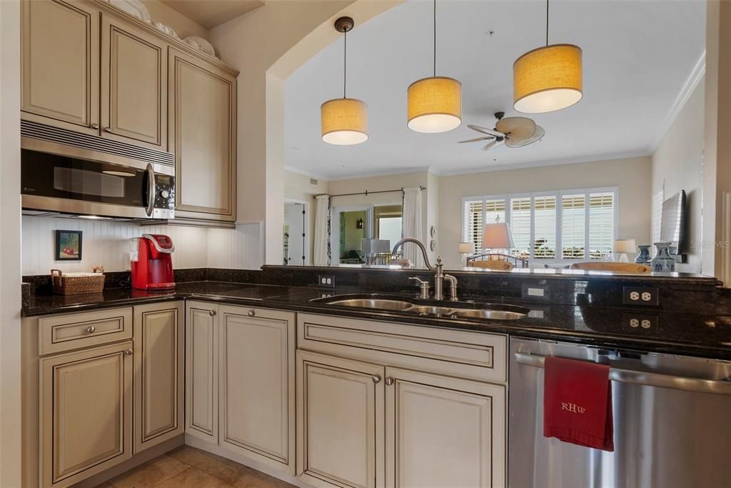 Под контрактом: $1,690,000 (3 спален, 3 ванн, 2610 Квадратных фут)