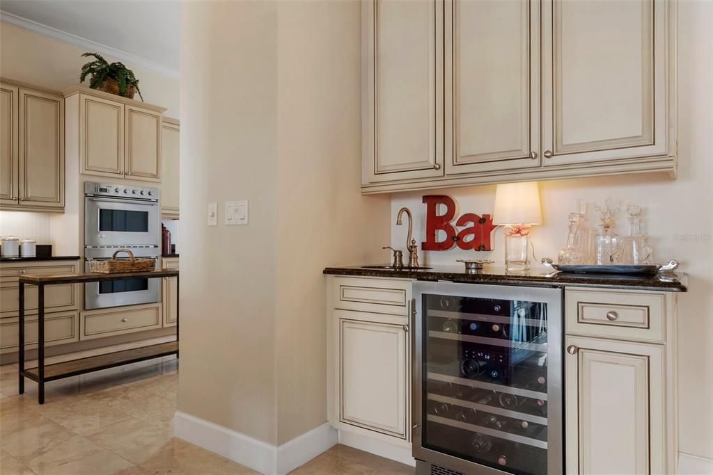 Под контрактом: $1,690,000 (3 спален, 3 ванн, 2610 Квадратных фут)