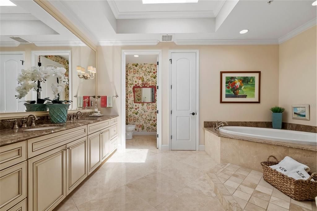 Под контрактом: $1,690,000 (3 спален, 3 ванн, 2610 Квадратных фут)