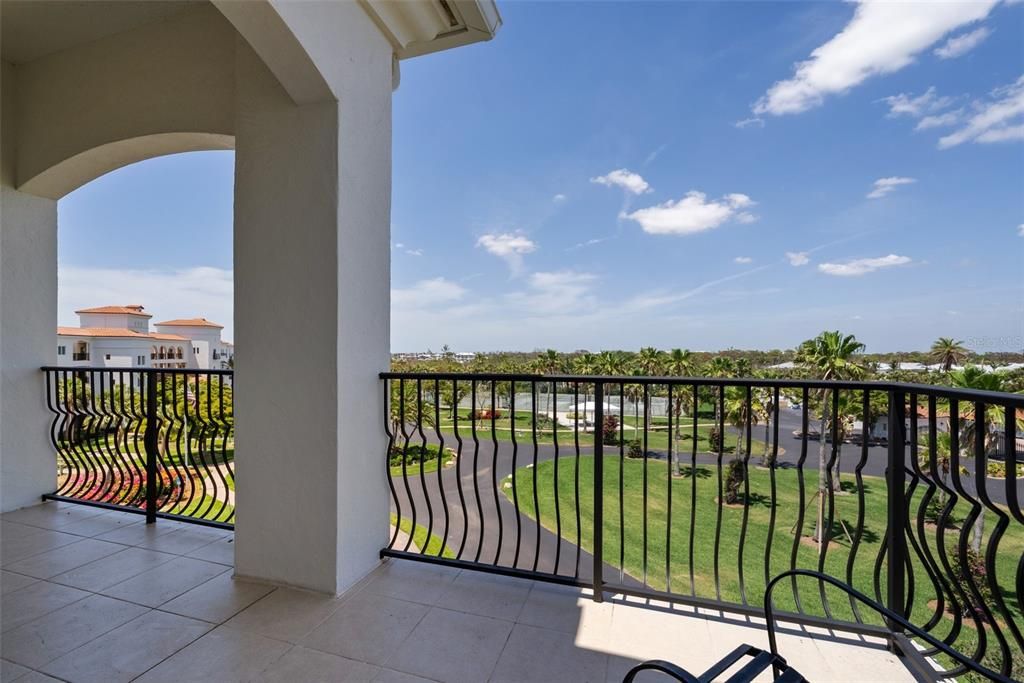 Под контрактом: $1,690,000 (3 спален, 3 ванн, 2610 Квадратных фут)