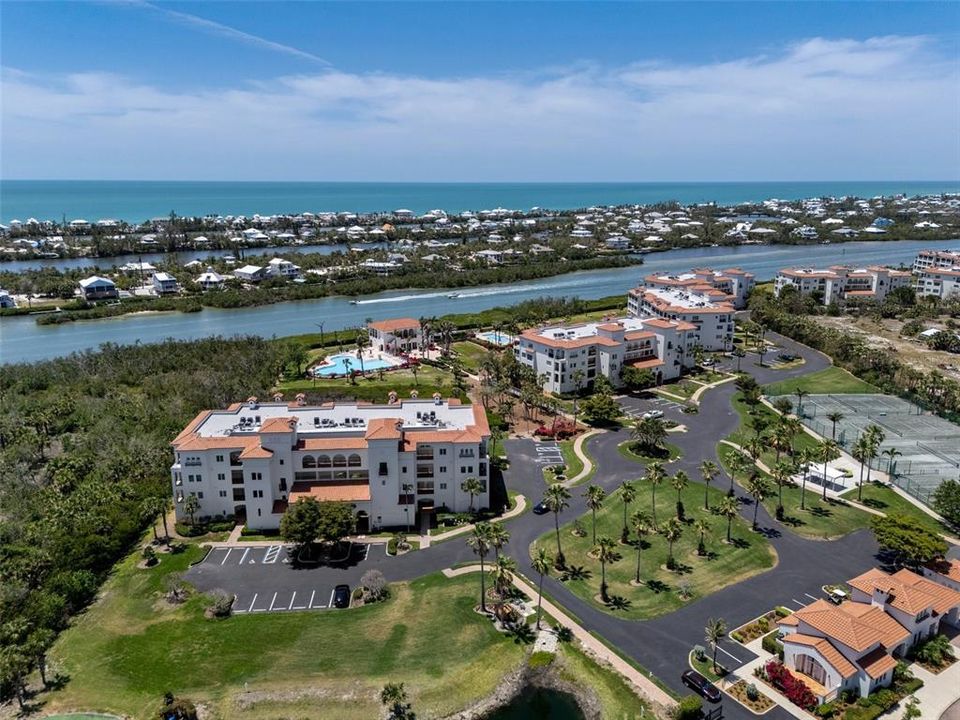 Под контрактом: $1,690,000 (3 спален, 3 ванн, 2610 Квадратных фут)