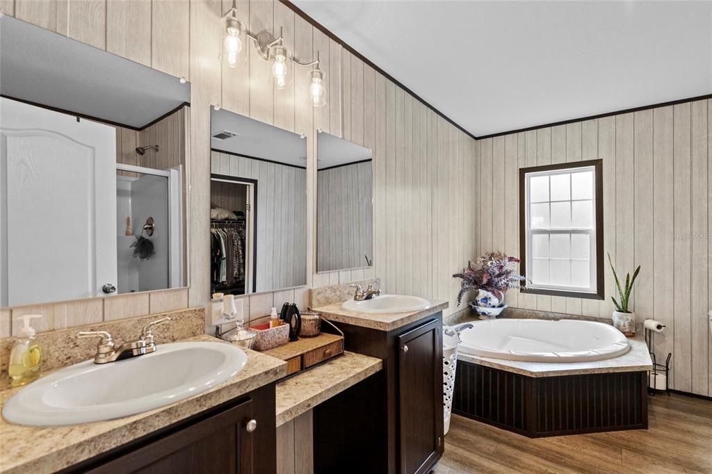 For Sale: $349,500 (4 beds, 2 baths, 1796 Square Feet)