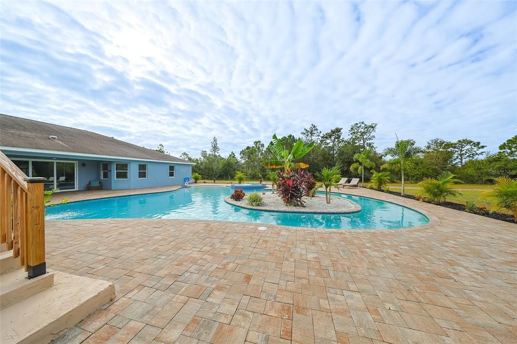 Под контрактом: $1,385,000 (3 спален, 2 ванн, 2998 Квадратных фут)