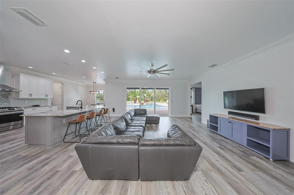 Под контрактом: $1,385,000 (3 спален, 2 ванн, 2998 Квадратных фут)