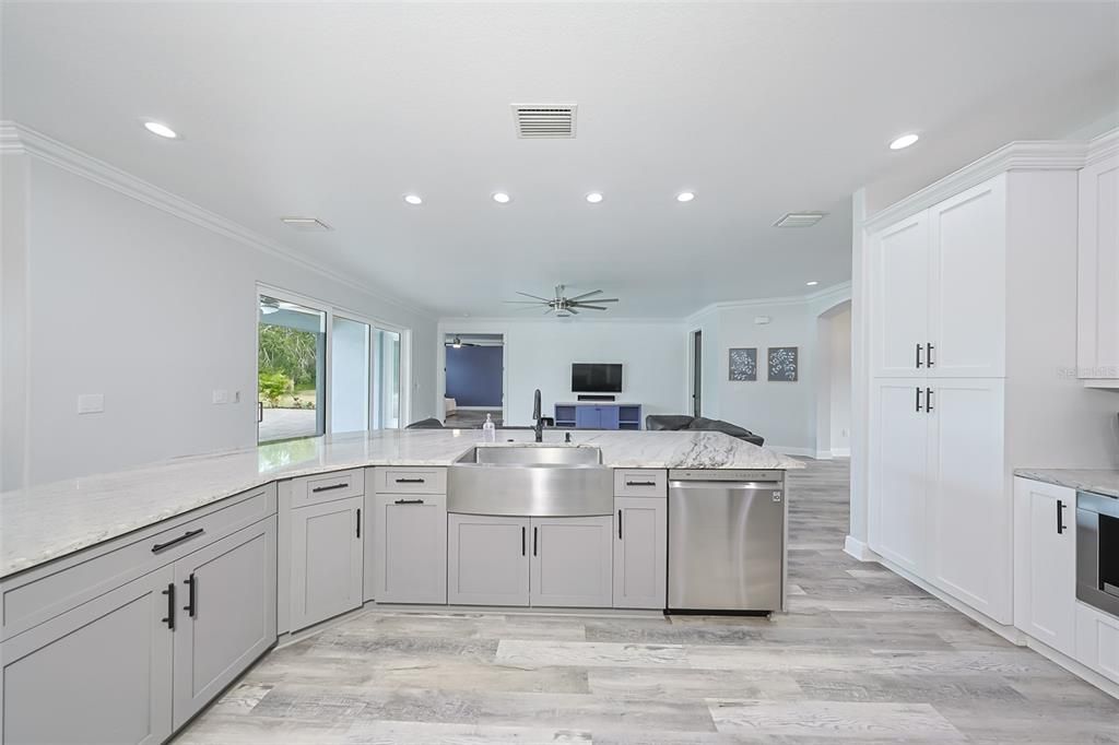 Под контрактом: $1,385,000 (3 спален, 2 ванн, 2998 Квадратных фут)