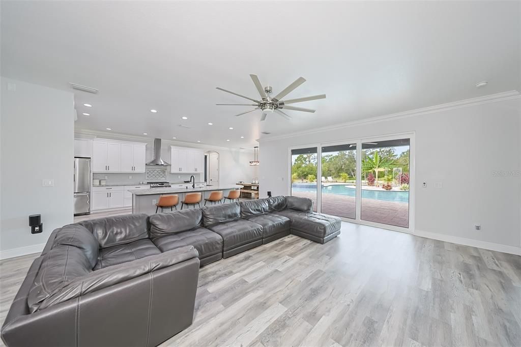 Под контрактом: $1,385,000 (3 спален, 2 ванн, 2998 Квадратных фут)