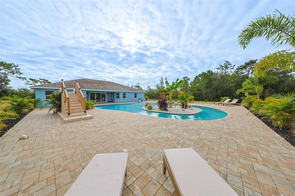 Под контрактом: $1,385,000 (3 спален, 2 ванн, 2998 Квадратных фут)